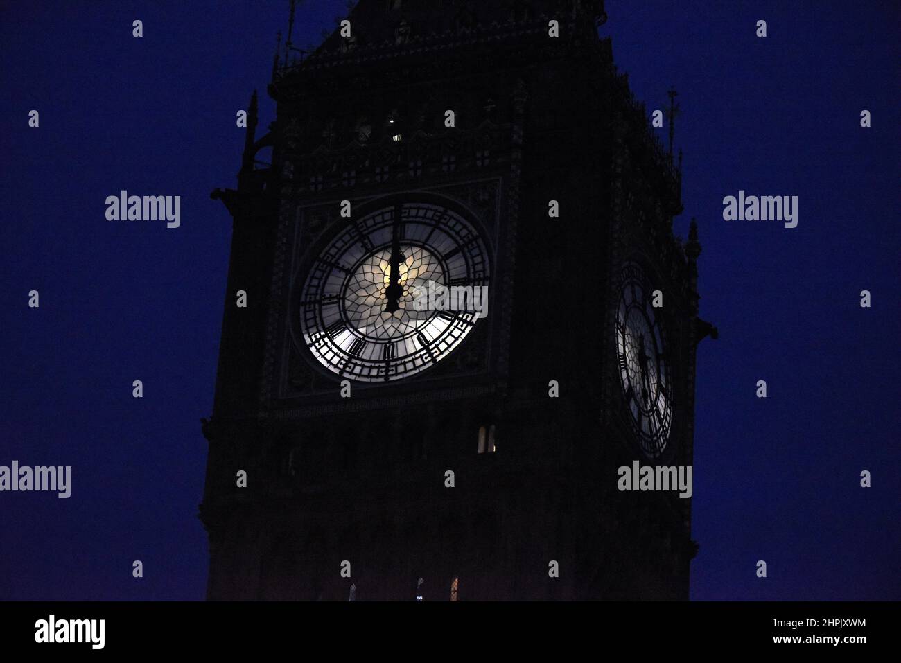 L'iconico orologio del Big ben mostra le dodici in questa foto della torre Elisabetta al Palazzo di Westminster scattata di notte Foto Stock