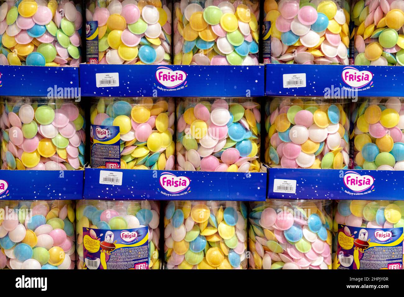 Confezionato di dolci di carta di riso pieni di saurceri volanti in un supermercato Foto Stock