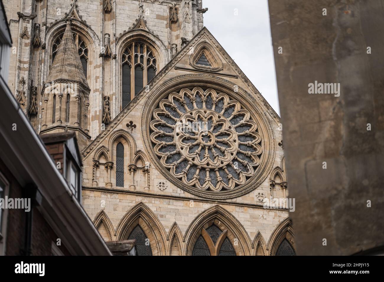 York minster chiesa torri e finestre sopra le strade della città e tetti con le nuvole tempestose e il cielo drammatico. Foto Stock