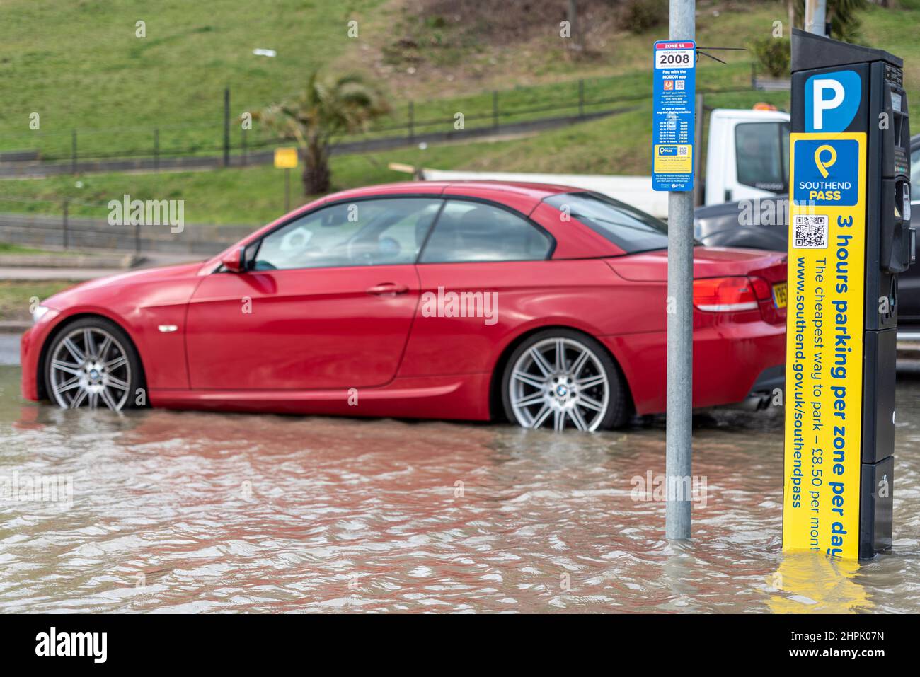 Alluvione durante un'alta marea combinata con Storm Franklin a Southend on Sea, Essex, Regno Unito. Auto BMW costoso e parcheggio metri sommerso in acqua Foto Stock
