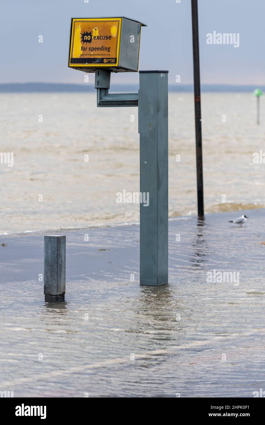 Autovelox circondato da acqua di mare durante le inondazioni durante un'alta marea combinata con Storm Franklin a Southend on Sea, Essex, Regno Unito. Foto Stock