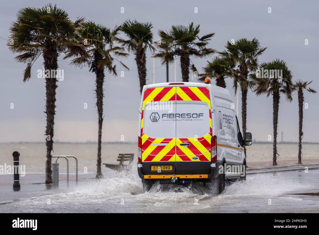 Van che guida attraverso le alluvioni di acqua salata durante un'alta marea combinata con Storm Franklin a Southend on Sea, Essex, Regno Unito. Alluvione Foto Stock