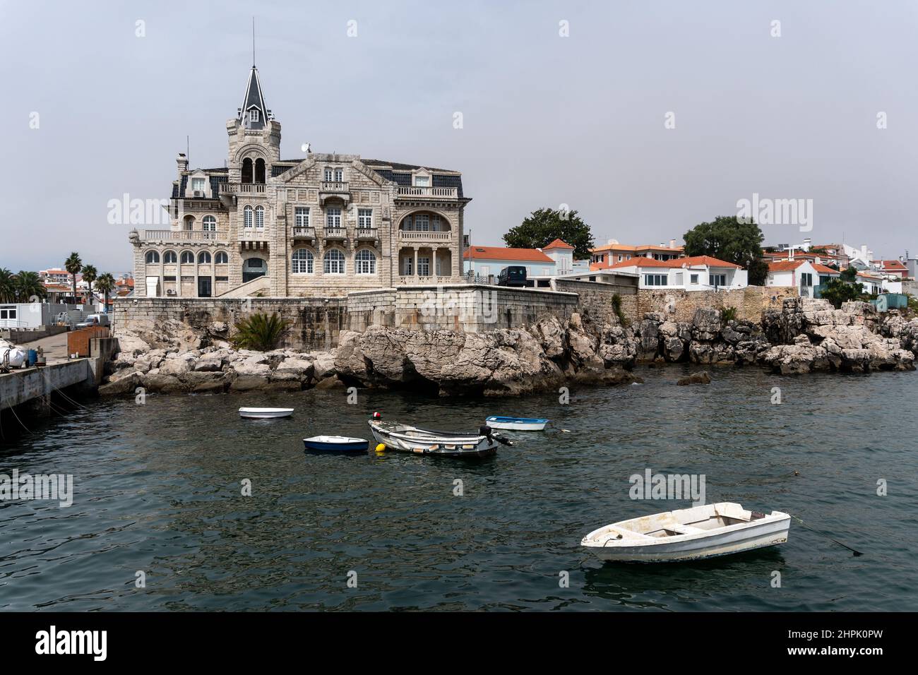 CASCAIS, PORTOGALLO - 06 SETTEMBRE 2021: Palazzo Seixas e barche da pesca nel bellissimo villaggio di Cascais, Portogallo. Foto Stock