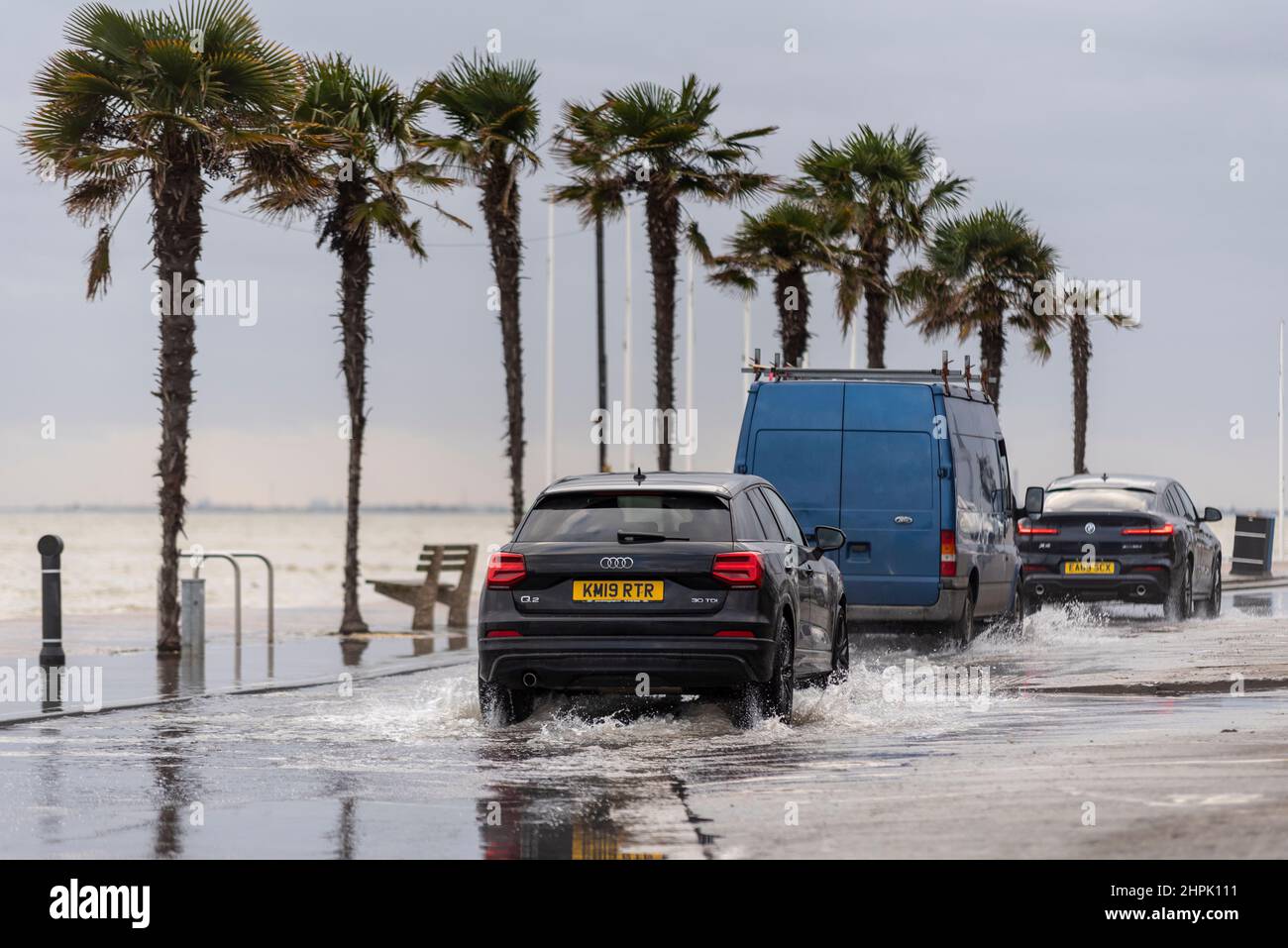 Veicoli che attraversano inondazioni di acqua salata durante un'alta marea combinata con Storm Franklin a Southend on Sea, Essex, Regno Unito. Foto Stock