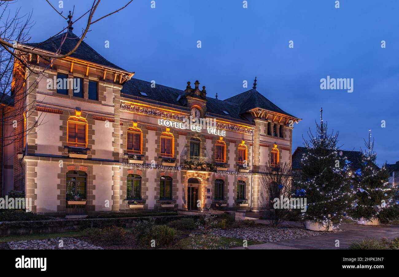 Vue panoramique nocturne de l'Hôtel de ville avec les illuminations de Noël Foto Stock