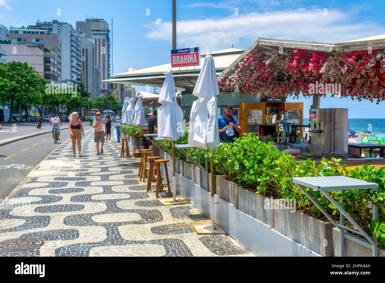 Persone che camminano nella passerella pedonale da piccole imprese. Ipanema Beach è un luogo famoso e una delle principali destinazioni di viaggio nel sud America cou Foto Stock