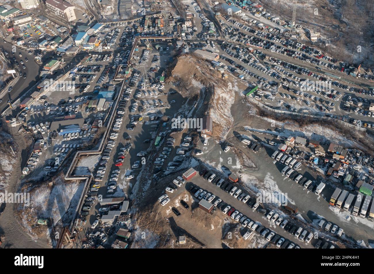 Vladivostok, Russia - 23 gennaio 2022: File di auto in piedi al mercato automobilistico filmato dall'alto. Vendita di auto usate portate dal Giappone. Foto Stock