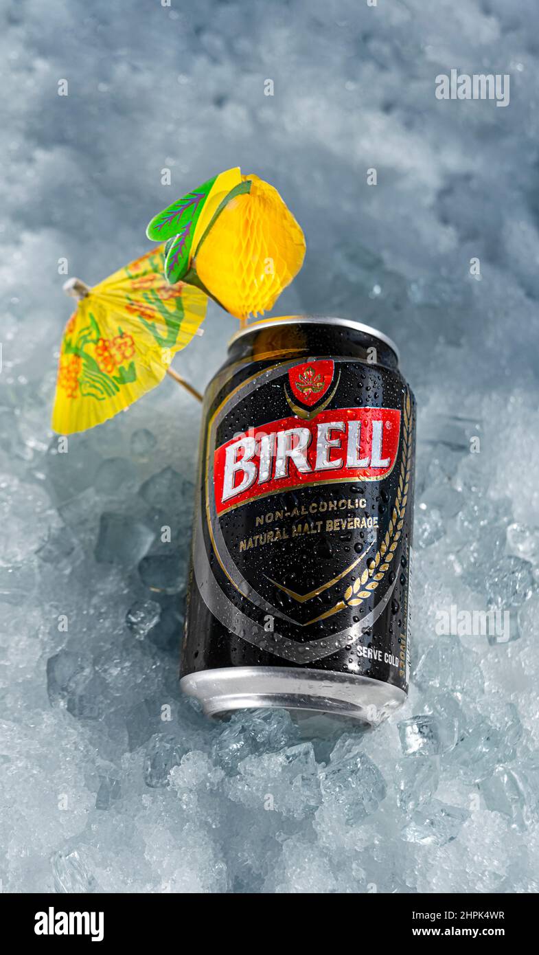 HURGHADA, EGITTO - 8 GENNAIO 2022: Birra analcolica in scatola Birell su ghiaccio Foto Stock