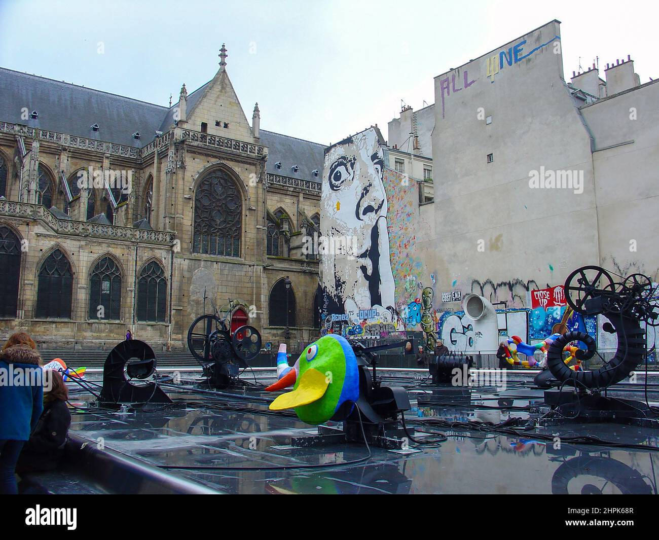 Fontana Stravinsky, la Fontaine Stravinsky una fontana pubblica con sedici sculture, acqua commovente e nebulizzata, che rappresentano le opere di Igor Stravinsky. Foto Stock