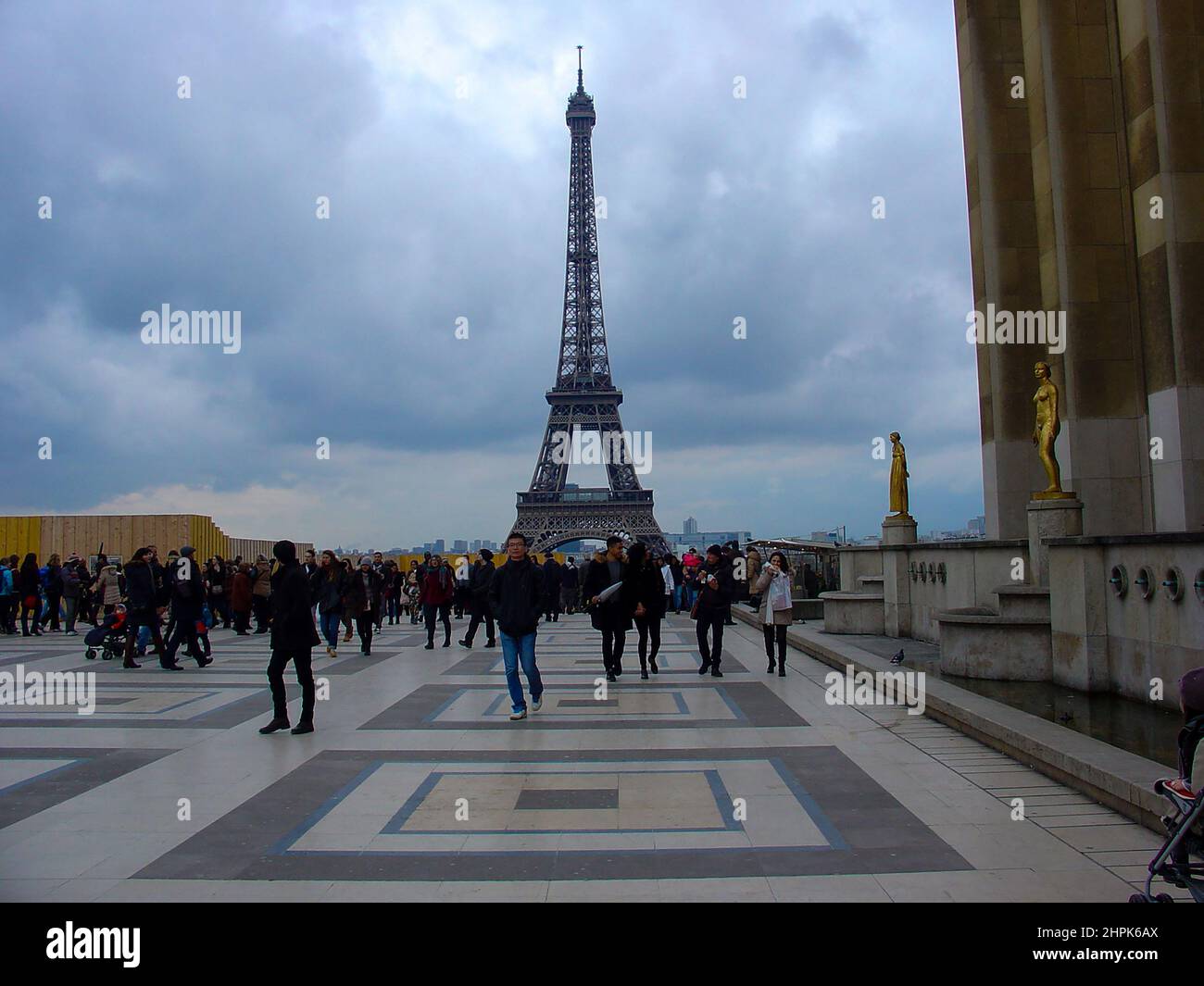 Torre Eiffel a Parigi, tour Eiffel famoso monumento in acciaio progettato da Gustave Eiffel per l'esposizione internazionale. Ingegneria e design. Foto Stock