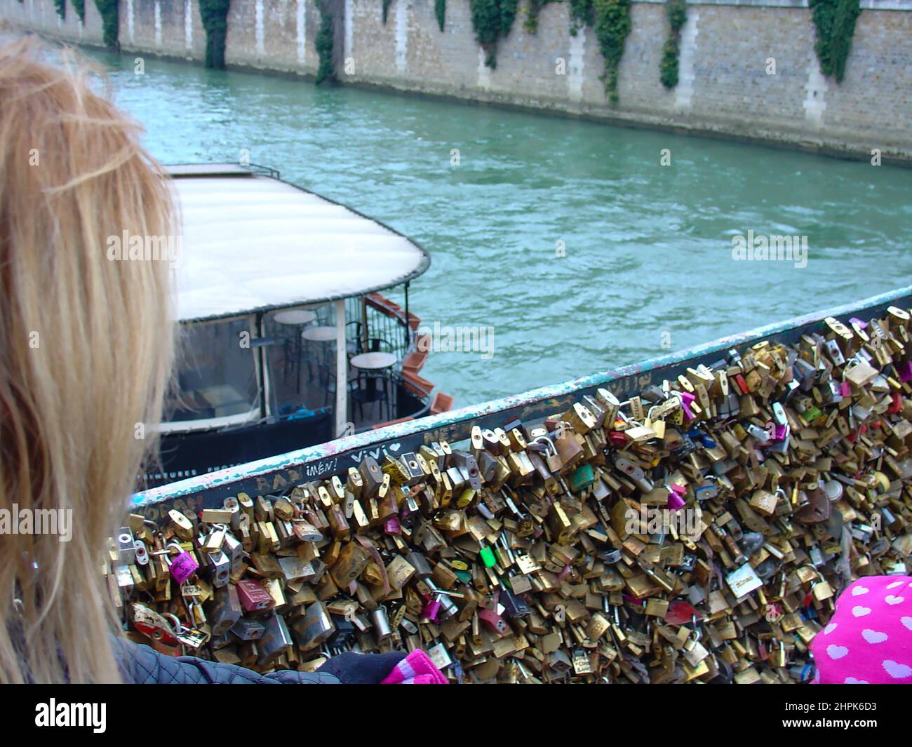 Le Pont d'Amour il Ponte dell'amore a Parigi. Dal 2008, i turisti hanno fissato lucchetti con i loro nomi al ponte grate gettando la chiave nel fiume Senna Foto Stock