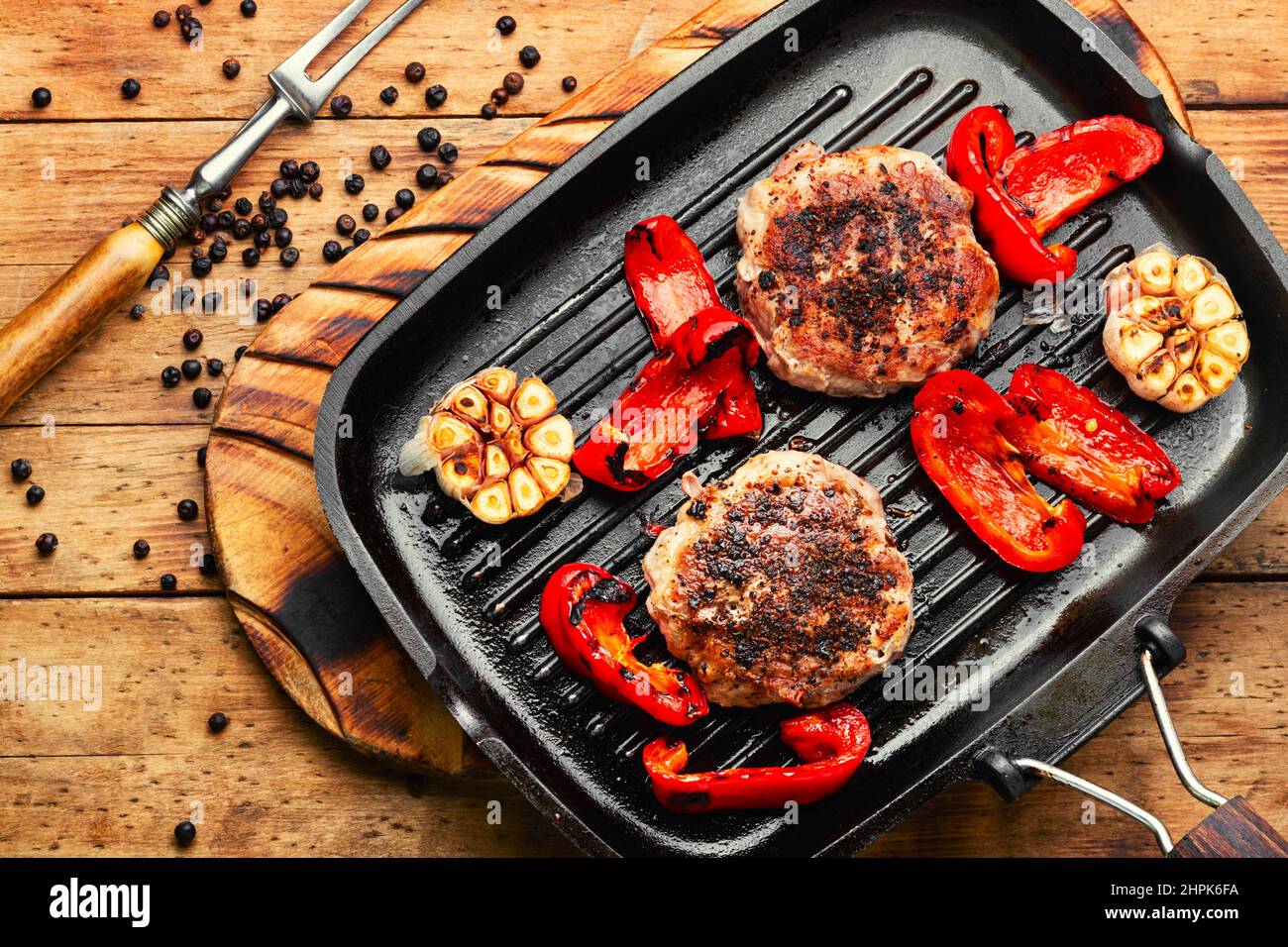 Bistecca di manzo, manzo e maiale marinati in bacche di ginepro. Bistecca tritata tritata sulla griglia Foto Stock