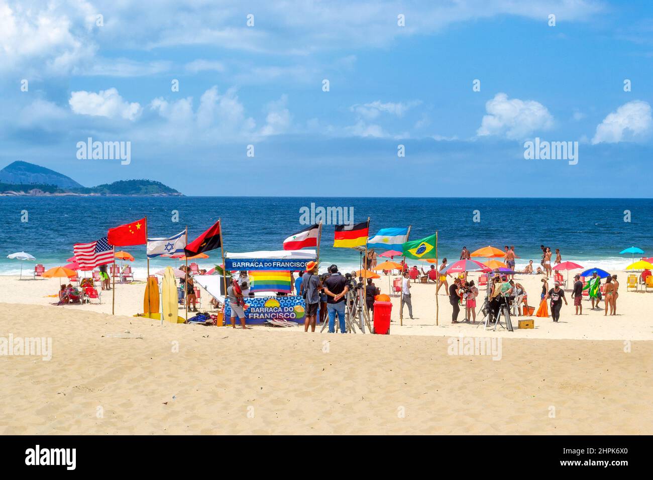 Filmare o registrare una produzione televisiva in un chiosco di sabbia con l'iscrizione "Barraca do Francisco". Ipanema Beach è un luogo famoso e una grande trave Foto Stock