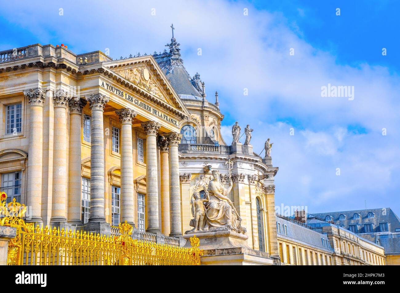 Vista della bella facciata della Reggia di Versailles in una giornata di sole luminoso Foto Stock