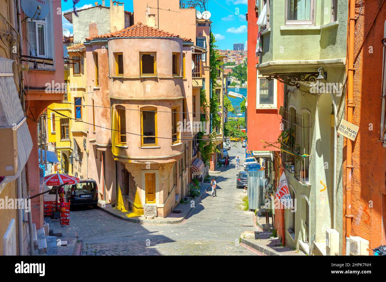 Panorama di una strada nella parte vecchia della città di Istanbul Foto Stock