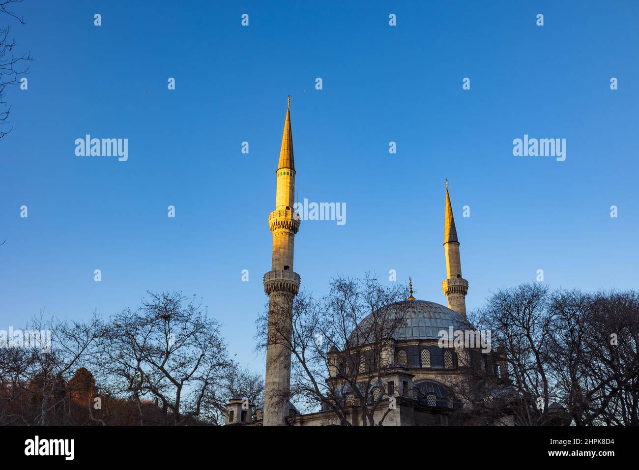 Moschee di Istanbul. Moschea del Sultano Eyup al tramonto a Istanbul. Ramadan o kandil o laylat al-qadr o kadir gecesi o foto di sfondo islamico. Foto Stock