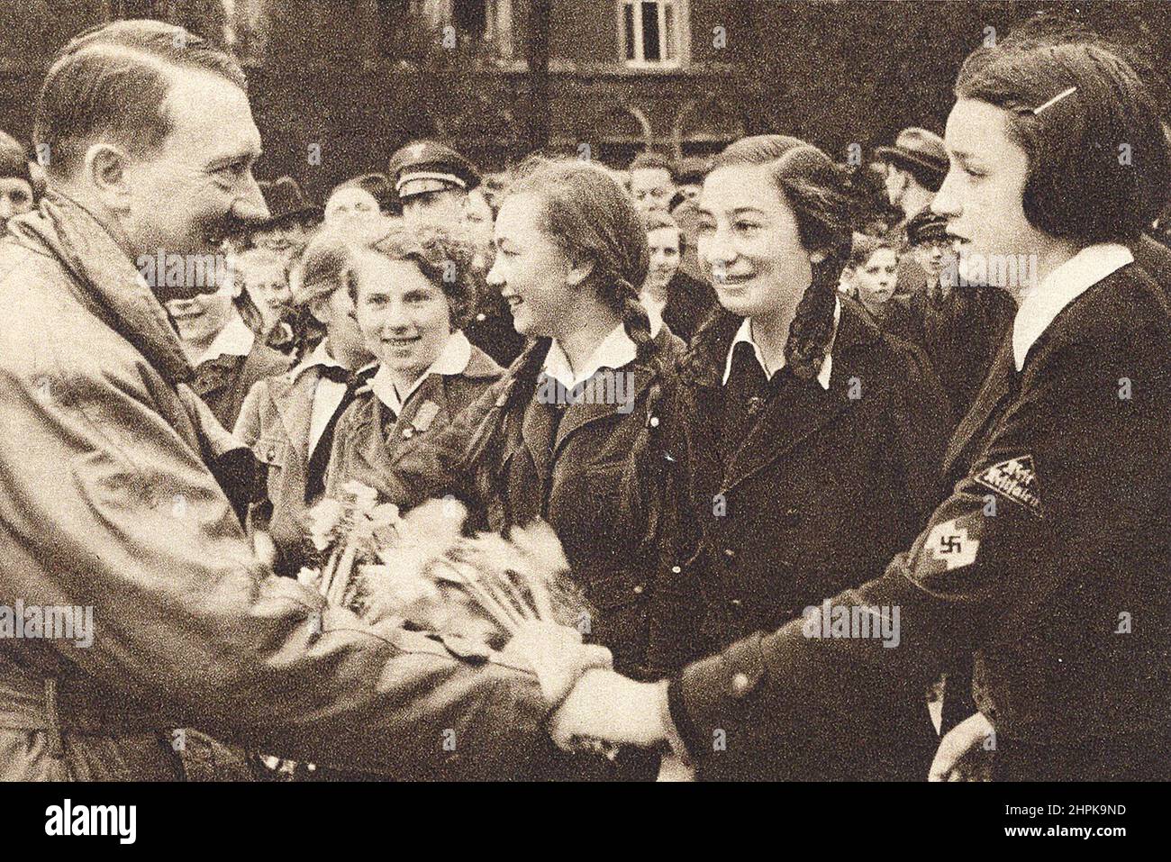 Adolf Hitler circondato da ragazze dell'Unione delle ragazze tedesche. Germania, 1930s. Foto Stock