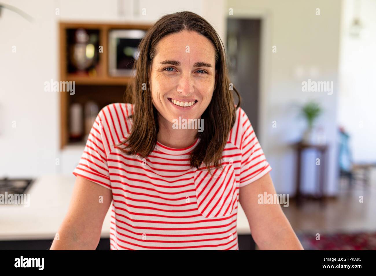 Ritratto di sorridente fidata caucasica matura donna in piedi a casa Foto Stock