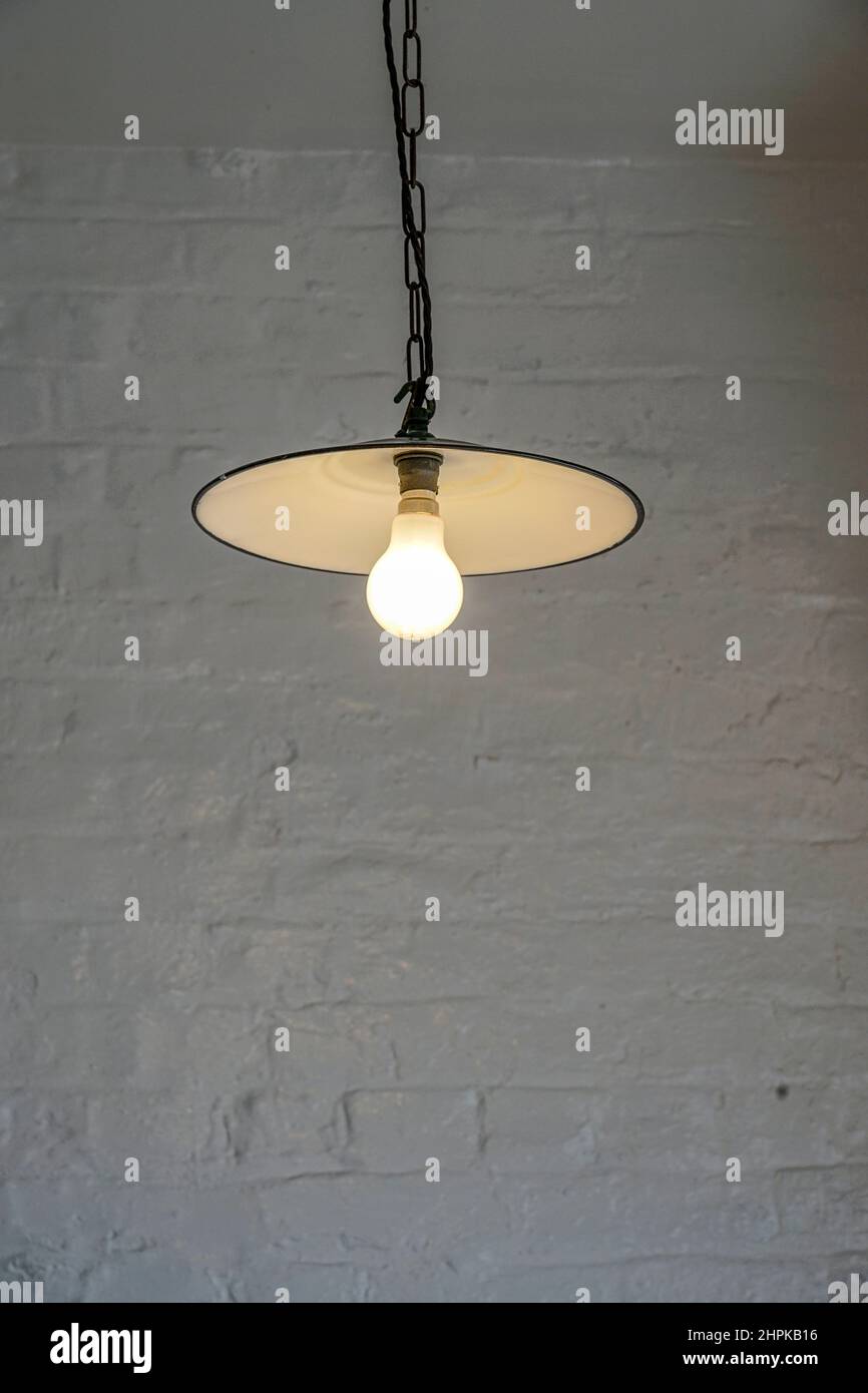 Luce che pende dal soffitto immagini e fotografie stock ad alta risoluzione  - Alamy