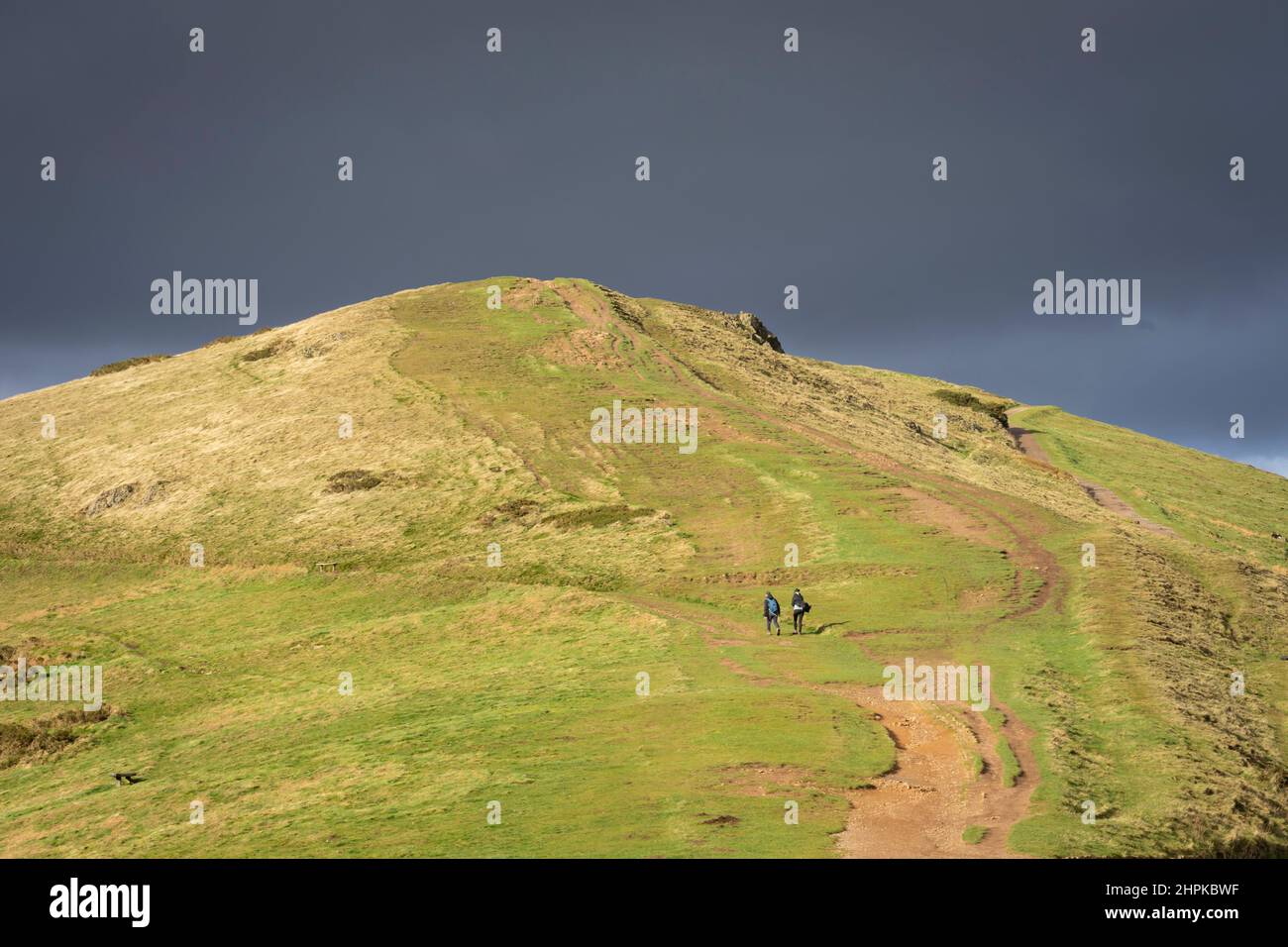 Worcestershire Beacon al sole prima della tempesta Foto Stock
