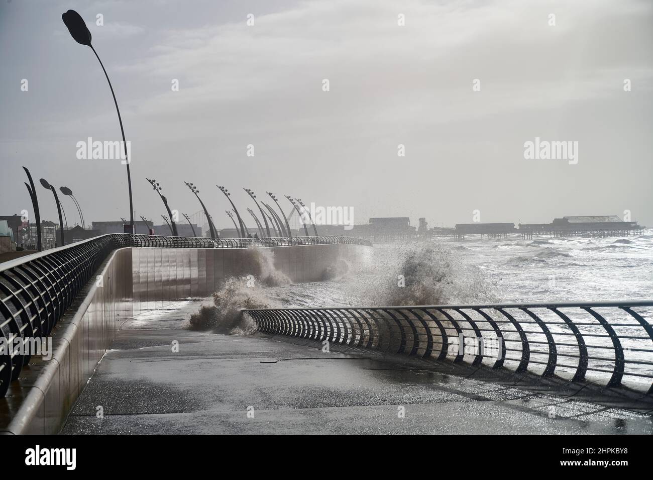 Il sole esce mentre la tempesta Franklin passa vicino.le onde si infrangono contro il muro di mare in una giornata di tempesta a Blackpool Foto Stock