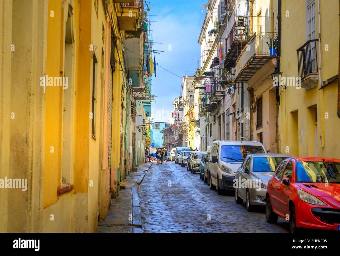 Vecchia strada nella città storica di l'Avana, Cuba Foto Stock