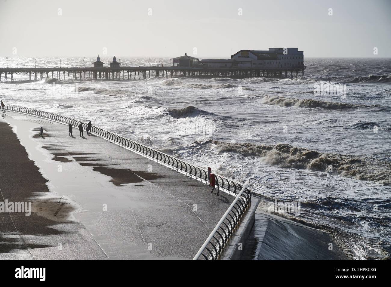Il sole esce mentre la tempesta Franklin passa vicino.le onde si infrangono contro il muro di mare in una giornata di tempesta a Blackpool Foto Stock