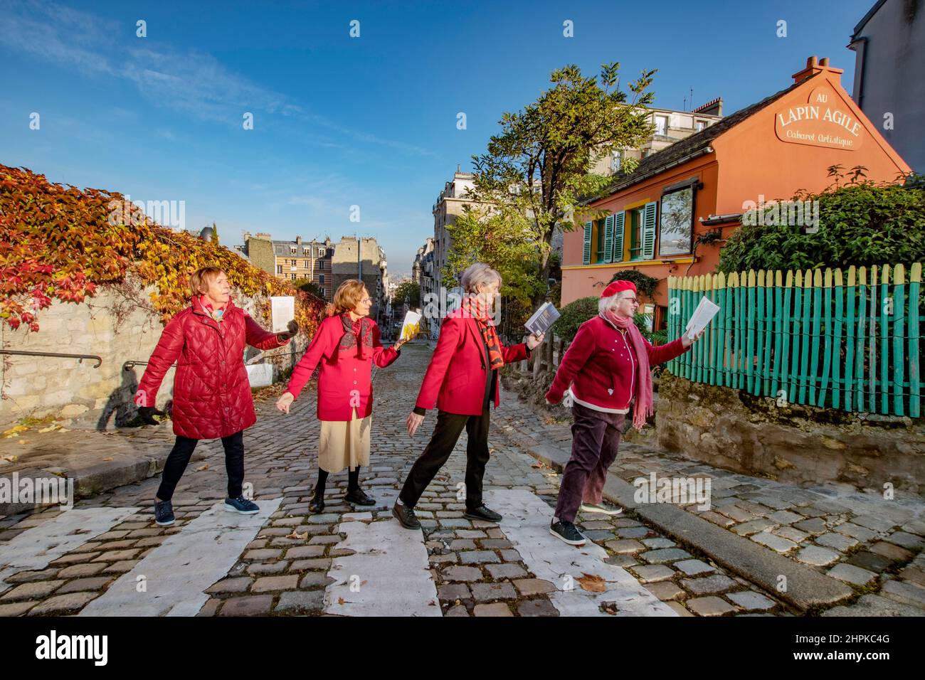 Donne francesi in rosso strada di passaggio a Montmartre, Parigi. Foto Stock