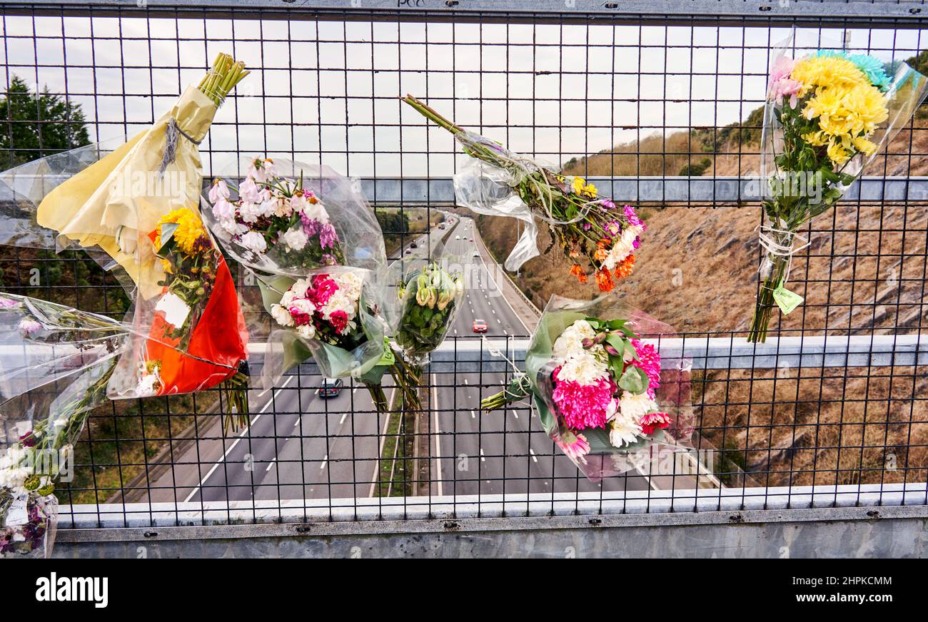 Mazzi di fiori commemorativi fissati a un ponte pedonale sopra la trafficata autostrada M5 nel Somerset Regno Unito Foto Stock