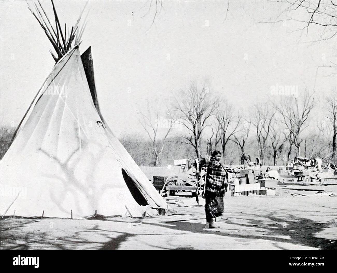 Una tenda indiana in inverno, con squaw che porta papoose (bambino) dal libro The Living Races of Men; Volume 2 di Henry Neville Hutchinson, pubblicato a Londra nel 1901 da Hutchinson & co Foto Stock
