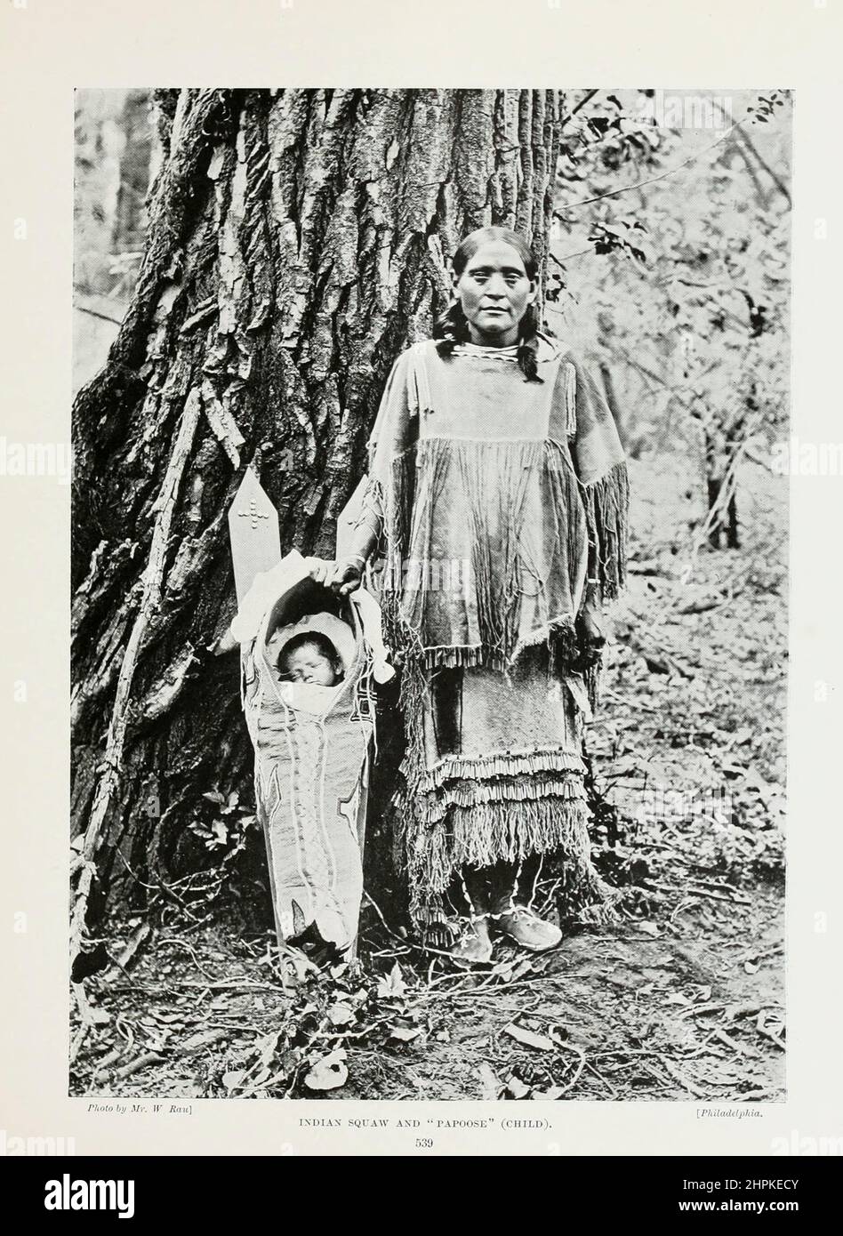 Indian squaw and papoose (bambino) dal libro The Living Races of Mumann; Volume 2 di Henry Neville Hutchinson, pubblicato a Londra nel 1901 da Hutchinson & co Foto Stock