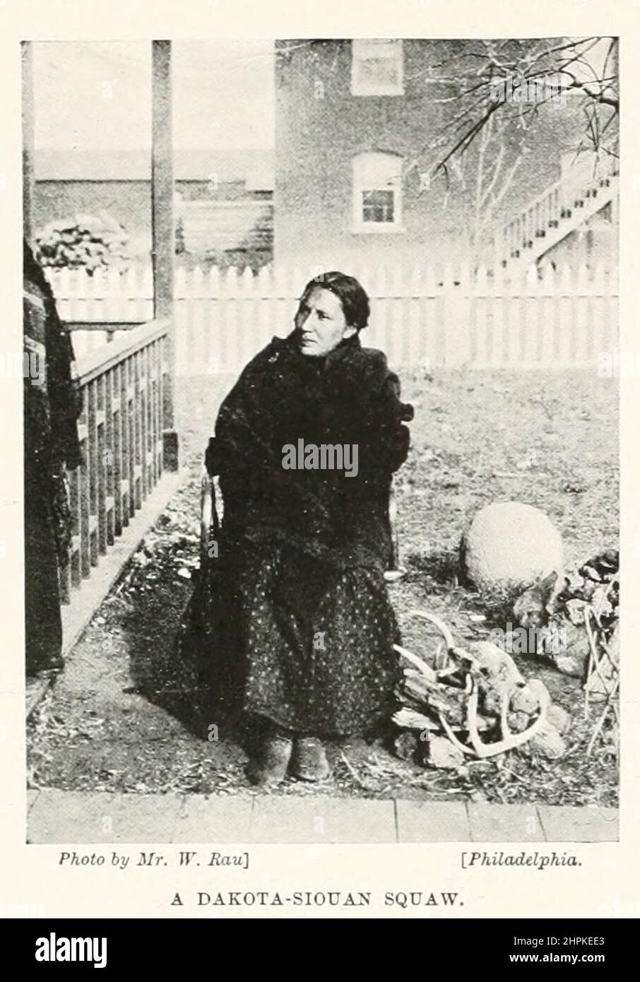 A Dakota-Siouan Squaw dal libro The Living Races of Mumann; Volume 2 di Henry Neville Hutchinson, pubblicato a Londra nel 1901 da Hutchinson & co Foto Stock