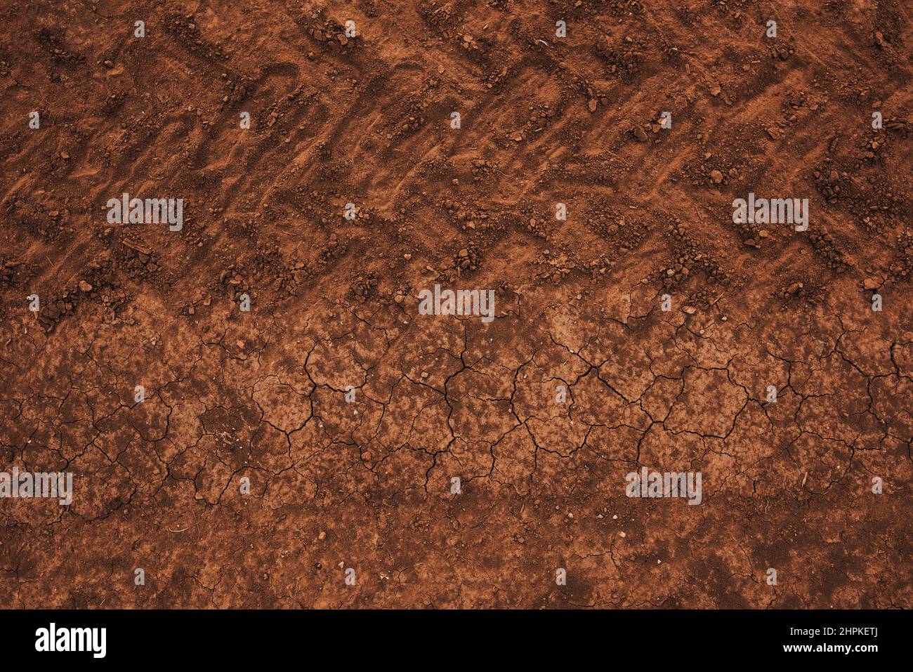 La struttura della strada sterrata dall'alto come sfondo, vista dall'alto del terreno asciutto con segni di traccia degli pneumatici Foto Stock