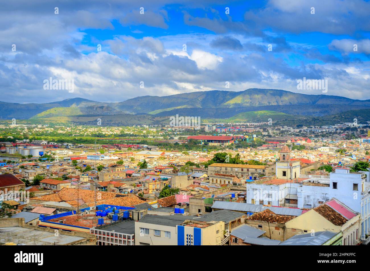 Vista aerea della vecchia città cubana delimitata da montagne, belle nuvole nel cielo Foto Stock