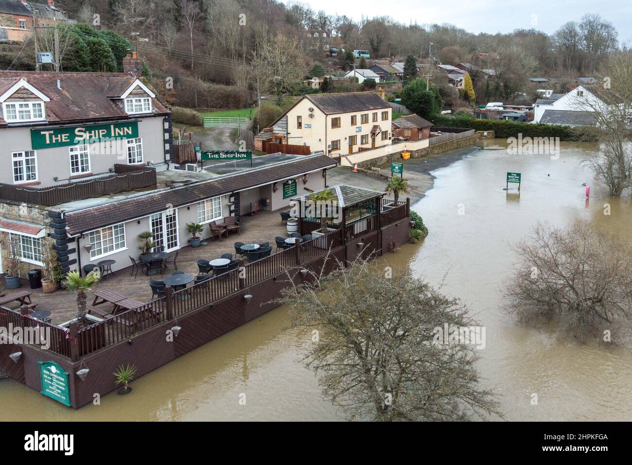 Highley, Shropshire Febbraio 22nd 2022. Il fiume Severn si allaga sulla riva del Ship Inn di Highley, Shropshire dopo che il fiume scoppia le sue rive a causa della pioggia torrenziale da Storm Franklin. PIC by Credit: Sam Holiday/Alamy Live News Foto Stock