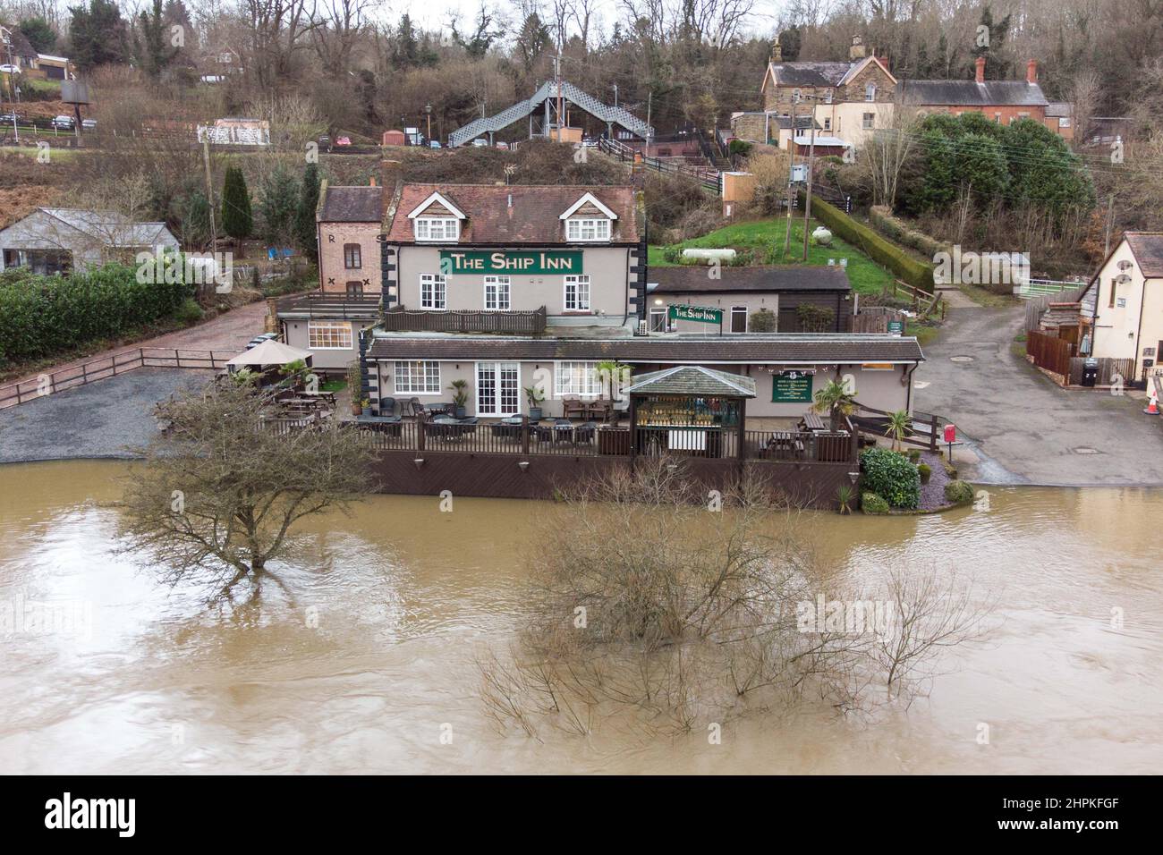 Highley, Shropshire Febbraio 22nd 2022. Il fiume Severn si allaga sulla riva del Ship Inn di Highley, Shropshire dopo che il fiume scoppia le sue rive a causa della pioggia torrenziale da Storm Franklin. PIC by Credit: Sam Holiday/Alamy Live News Foto Stock