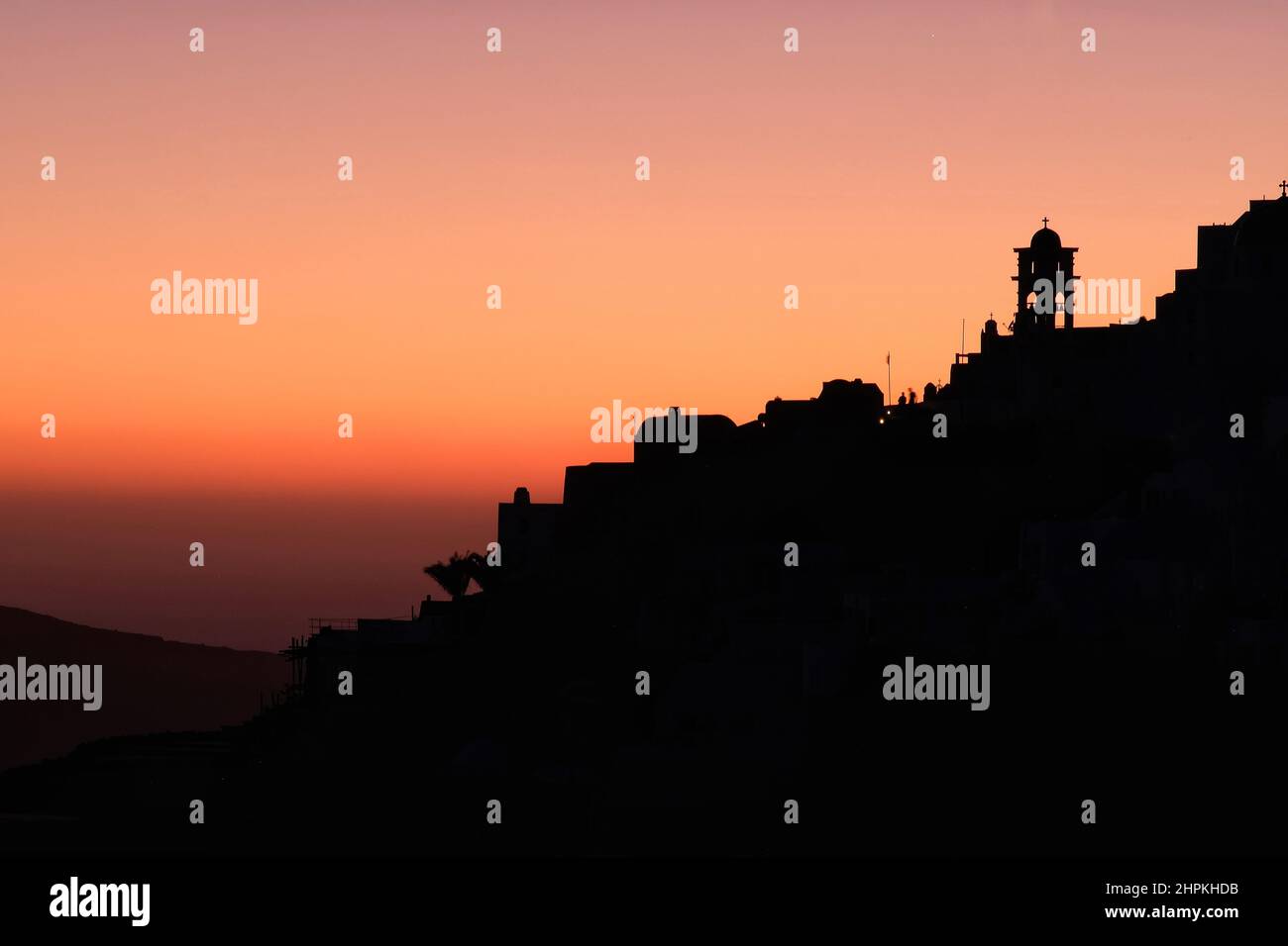 Incredibile tramonto dorato e silhouette vista delle chiese e il villaggio di Imerovigli a Santorini Foto Stock