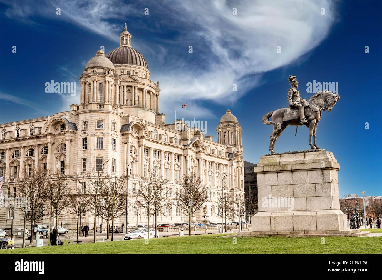 Port of Liverpool Building, Pierhead, Liverpool, con la statua del re Edoardo 7th in primo piano. Foto Stock
