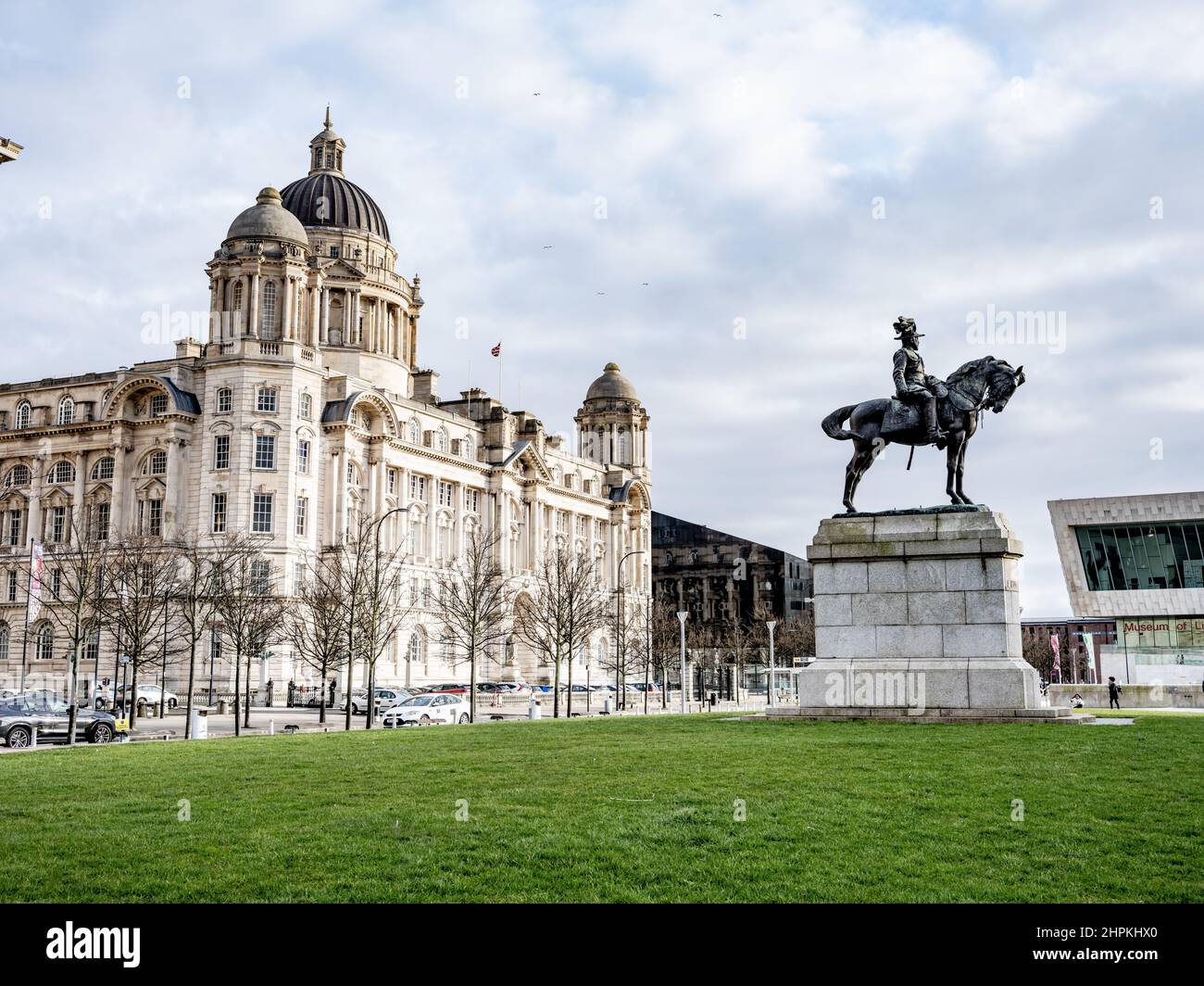 Port of Liverpool Building, Pierhead, Liverpool, con la statua del re Edoardo 7th in primo piano. Foto Stock