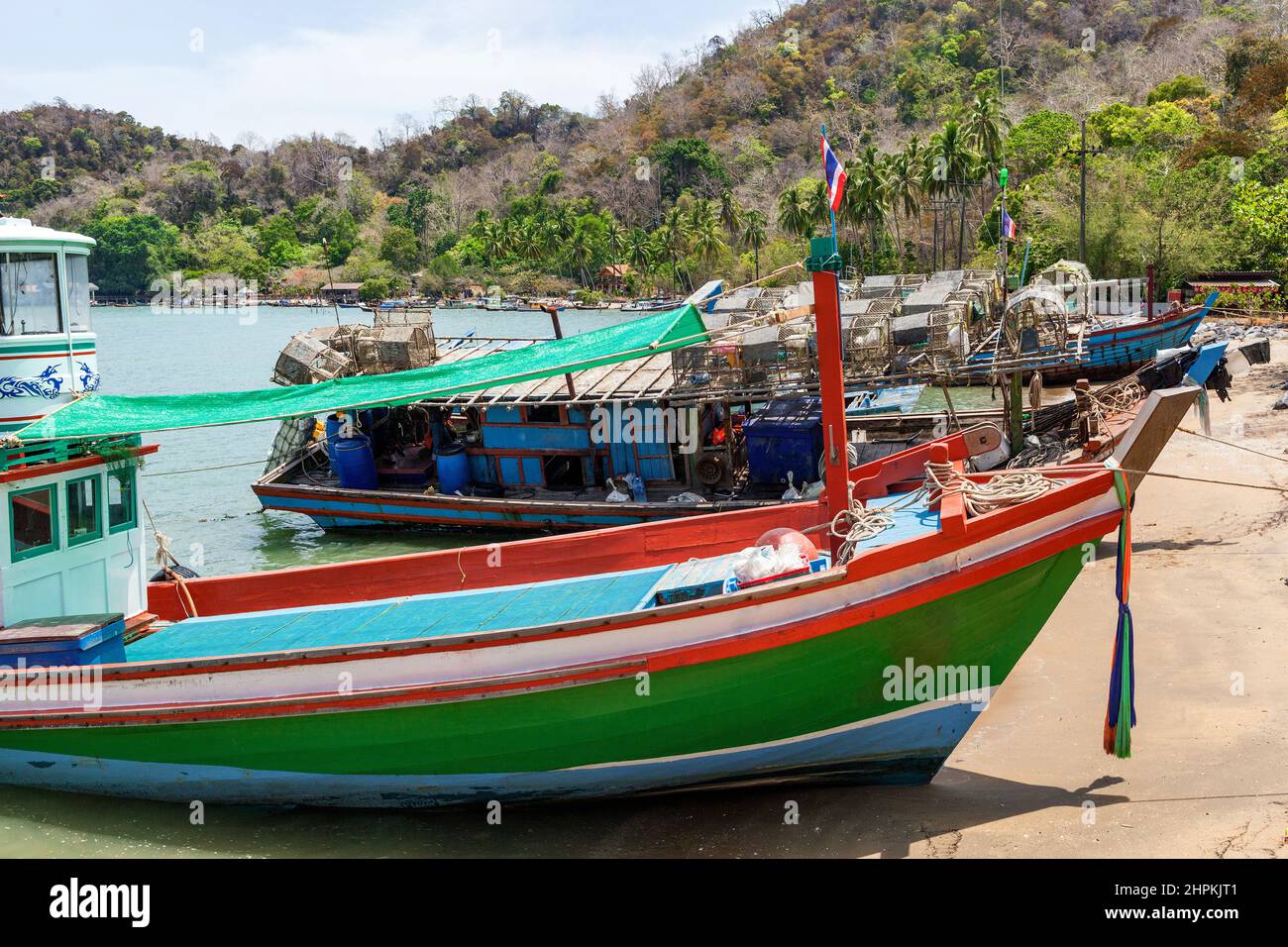 Attracco barche da pesca sulla spiaggia di Mu Ko Phetra in Thailandia Foto Stock