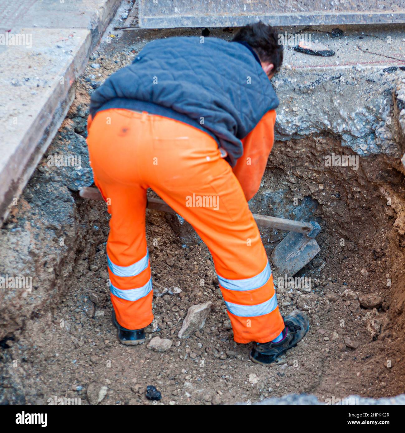 il lavoratore lavora in una botola della linea telefonica per attivare la nuova linea in fibra ottica Foto Stock