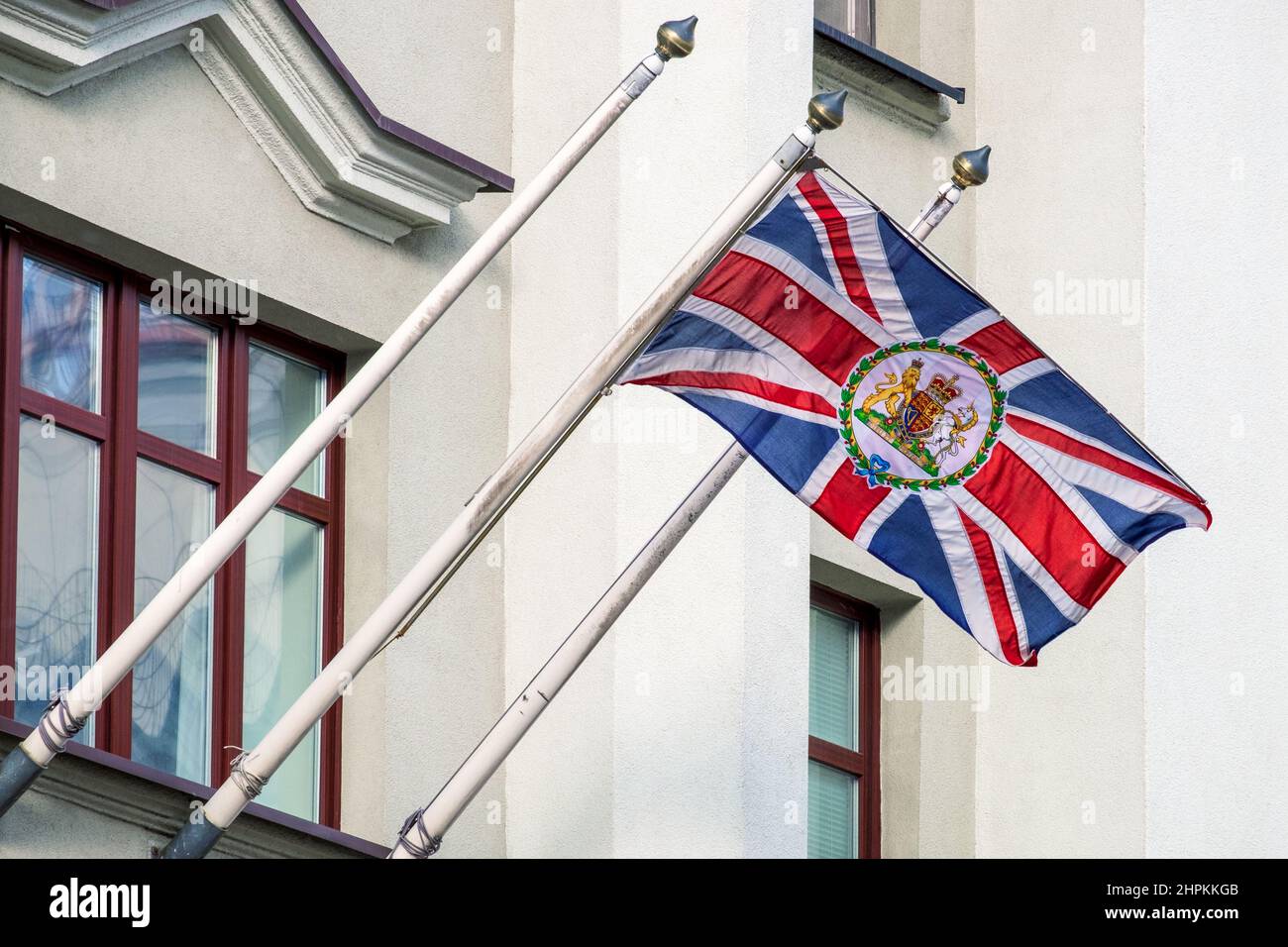 MINSK, BIELORUSSIA - 20 FEBBRAIO 2022: Bandiera del Regno Unito di Gran Bretagna con lo stemma sull'edificio dell'Ambasciata in Bielorussia Foto Stock