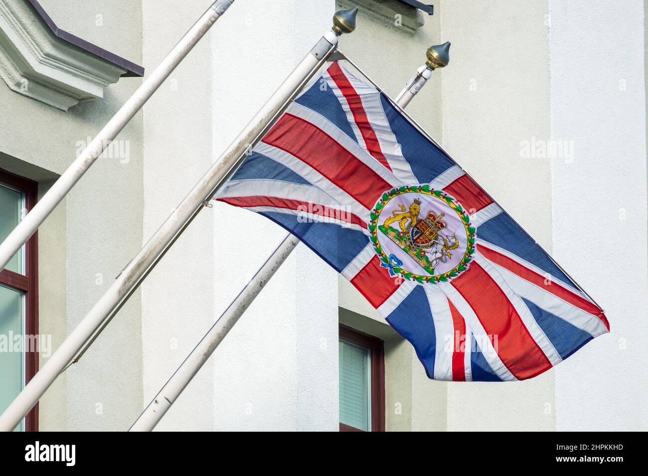MINSK, BIELORUSSIA - 20 FEBBRAIO 2022: Bandiera del Regno Unito di Gran Bretagna con lo stemma sull'edificio dell'Ambasciata in Bielorussia Foto Stock