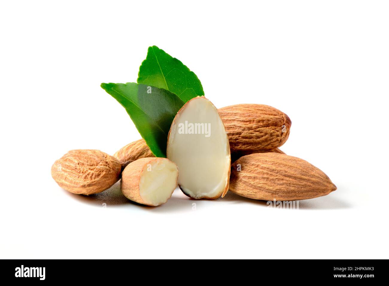 Mandorle noci con foglie isolate su sfondo bianco. Sono altamente nutritivi e ricchi di grassi sani o di colestero ad alta densità di lipoproteine (HDL) Foto Stock