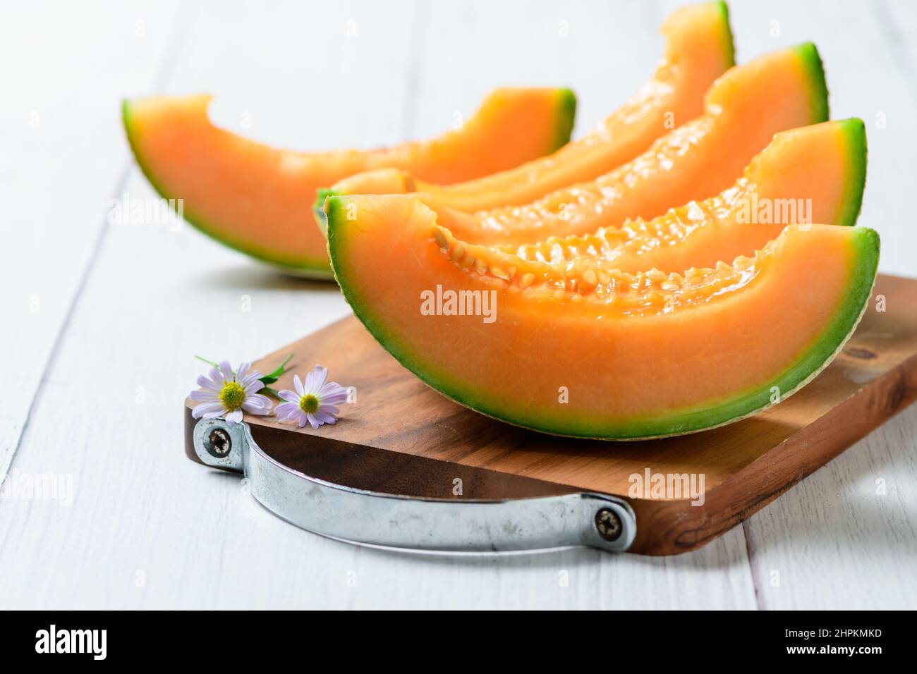 affettato di meloni giapponesi, melone miele o cantalupe (Cucumis melo) su tavola bianca background.Favorite frutta in estate. Concetto di salute. Foto Stock