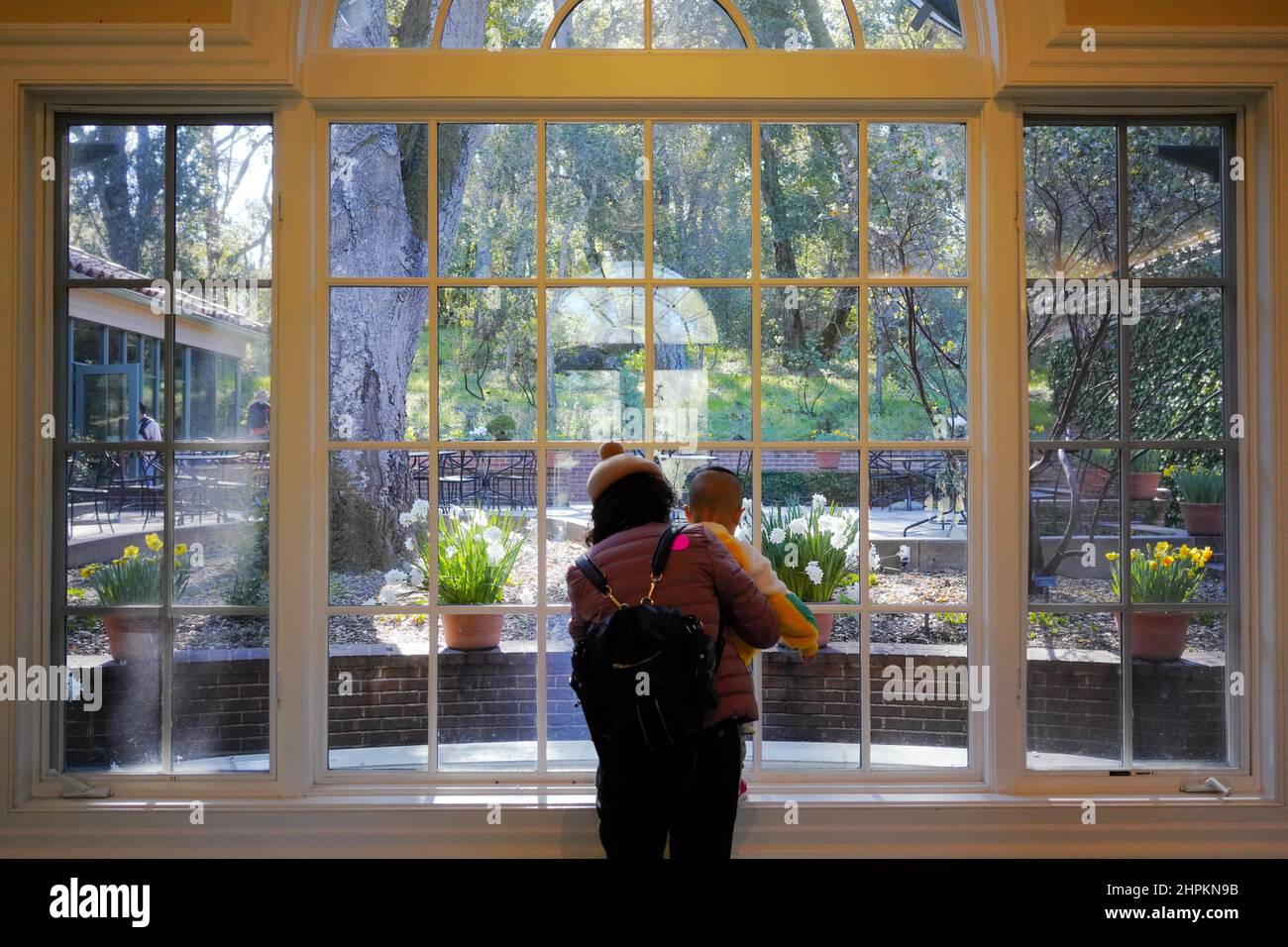 Woodside, Stati Uniti. 21st Feb 2022. I visitatori visitano la Filoli Historic House & Garden a Woodside, California, Stati Uniti, 21 febbraio 2022. Credit: WU Xiaoling/Xinhua/Alamy Live News Foto Stock