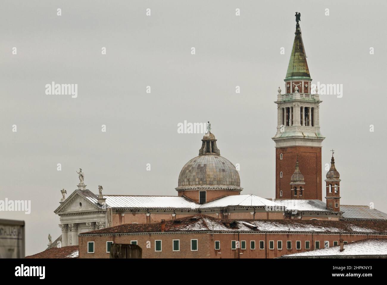 Torre e chiesa di San Giorgio in inverno, isola di San Giorgio maggiore, Venezia, Veneto, Italia, Europa Foto Stock