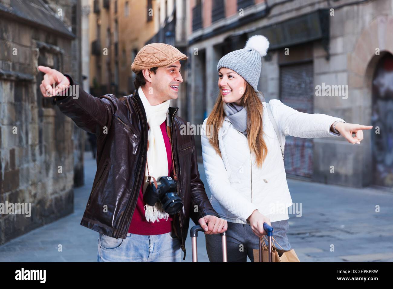 Turisti che guardano a oggetti storici Foto Stock
