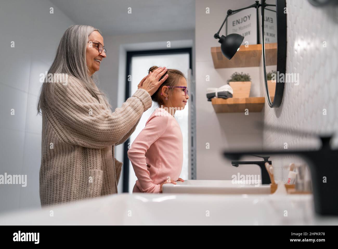 Nonna senior e nonna in piedi al coperto in bagno, concetto di routine quotidiana. Foto Stock