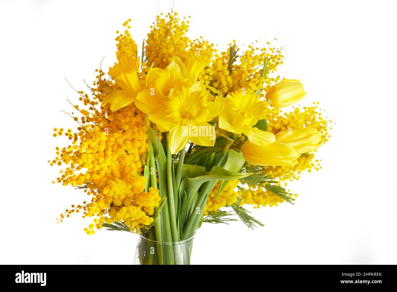 Mimosa, daffodil e tulipano fiori bouquet su sfondo bianco. Pasqua, Giornata delle madri, concetto di Giornata delle Donne Foto Stock